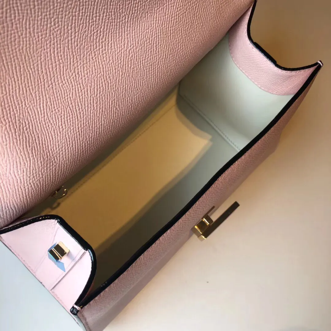 In stock👉Original medium size cherry blossom pink👉Valextra Valextra Iside, known as Italian Hermès, is one of Valextra's most representative designs. There is no obvious logo, but the simple collective line design is very recognizable, full of architectural art, and shows a capable and intellectual style. It is made of imported palm-print lining cowhide, with up to five stitches of handwork, and the shiny oil edges test the skill of the craftsman. Medium size: 26cm